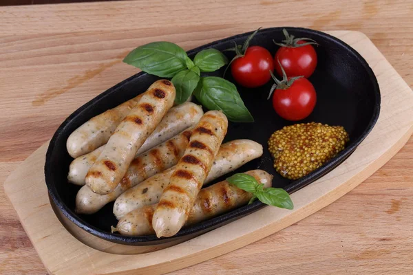 Sosis ve bir ızgarada pişmiş domates ve Dijon hardal ile servis