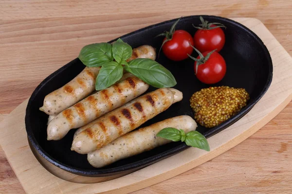 Sosis ve bir ızgarada pişmiş domates ve Dijon hardal ile servis