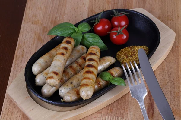 Sosis ve bir ızgarada pişmiş domates ve Dijon hardal ile servis