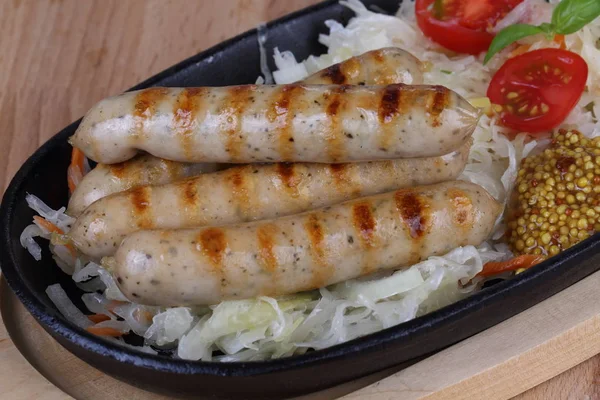 Hardal, lahana ve domates ızgara sosis