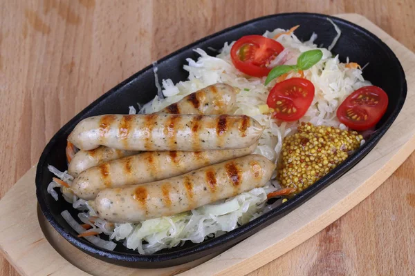 Hardal, lahana ve domates ızgara sosis