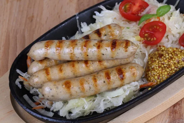 Hardal, lahana ve domates ızgara sosis