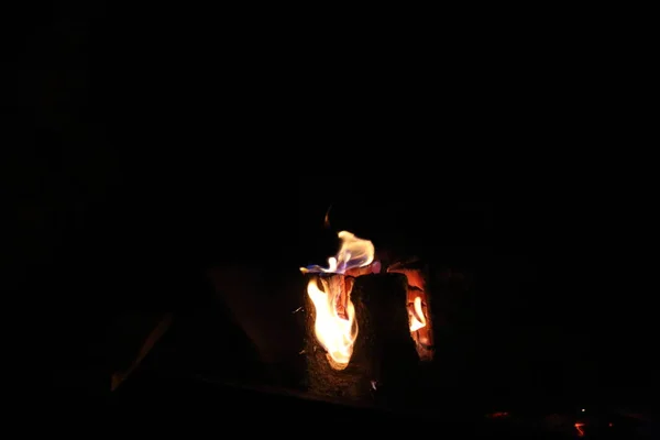 Égő Tűzifa Sötétben — Stock Fotó