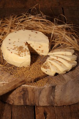 Ahşap bir masa üzerinde Çemen ile peynir