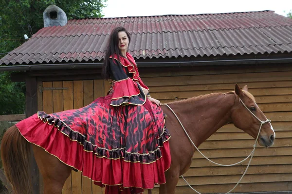 Μια Όμορφη Τσιγγάνα Φωτεινά Ρούχα Κάθεται Ένα Άλογο — Φωτογραφία Αρχείου