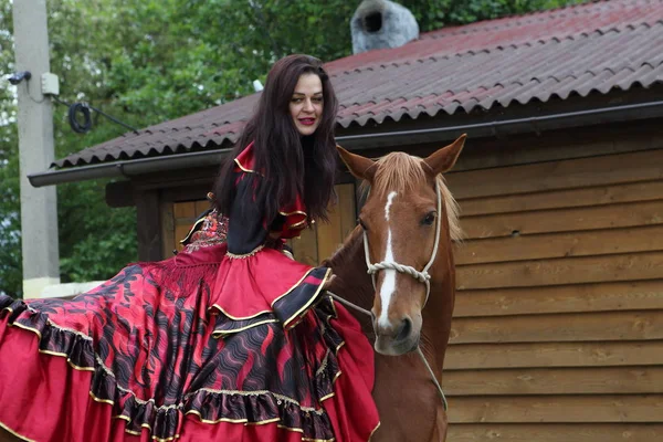 Girl Bright Attire Sits Horse Gypsy Horseback — Stock Photo, Image