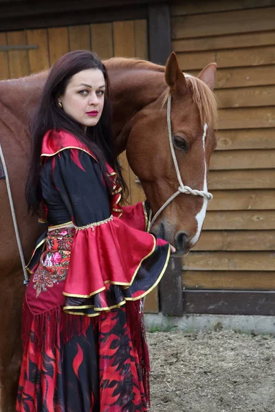 Krásná Cikánka Světlé Oblečení Koně — Stock fotografie