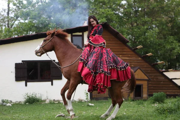 Belo Cigano Roupas Brilhantes Senta Cavalo — Fotografia de Stock
