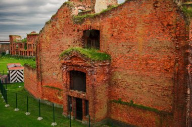 Kale bölgesinde harap binalar