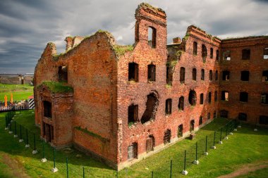 Kale bölgesinde harap binalar