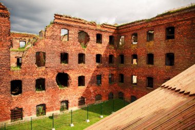 Kale bölgesinde harap binalar