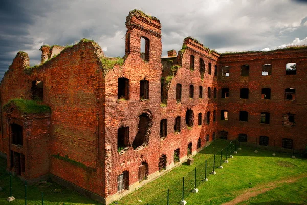 Kale bölgesinde harap binalar