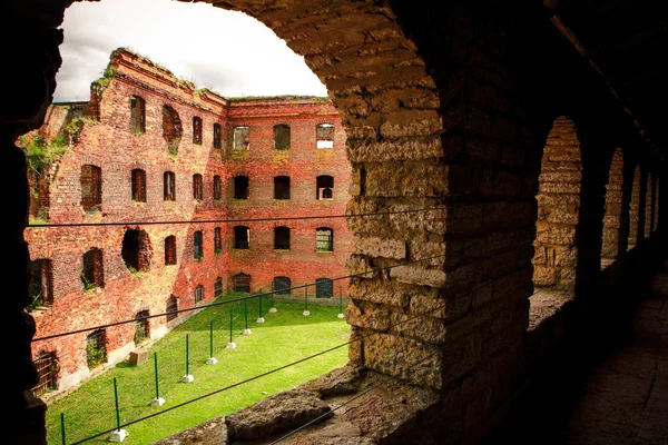 Kale bölgesinde harap binalar