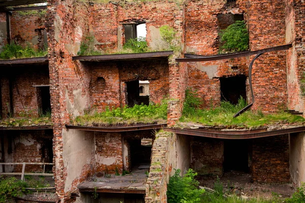 Kale bölgesinde harap binalar