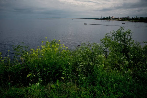 Kıyıdan güzel manzara nehir