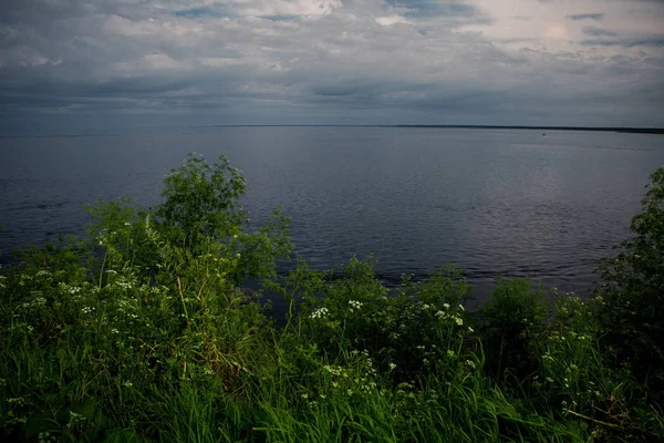 Kıyıdan güzel manzara nehir