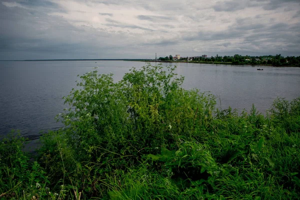 Kıyıdan güzel manzara nehir