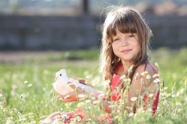 küçük kız canlı bir beyaz güvercin tutan