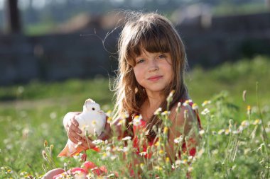 küçük kız canlı bir beyaz güvercin tutan