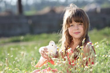 küçük kız canlı bir beyaz güvercin tutan
