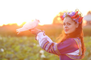 beyaz bir güvercin çiçek çelenk kız tutar