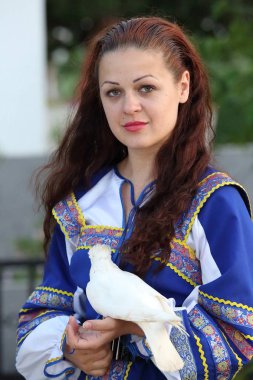 güvercin güzel bir kızın ellerinde oturur