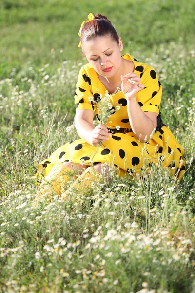 Mädchen Einem Gelben Kleid Auf Einer Wiese Mit Einem Blumenstrauß — Stockfoto