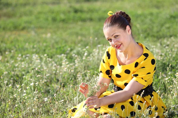 Дівчина Жовтій Сукні Лузі Букетом Квітів — стокове фото