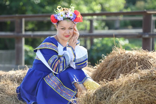 Молодая Женщина Платье Венок Цветами Сидит Стоге Сена — стоковое фото