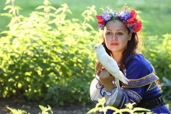 beyaz bir güvercin çiçek çelenk kız tutar