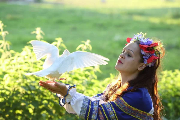 Dívka Věnec Květin Drží Bílá Holubice — Stock fotografie