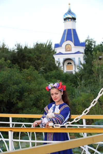 beyaz bir güvercin çiçek çelenk kız tutar