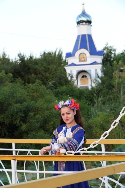 beyaz bir güvercin çiçek çelenk kız tutar