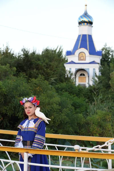 beyaz bir güvercin çiçek çelenk kız tutar