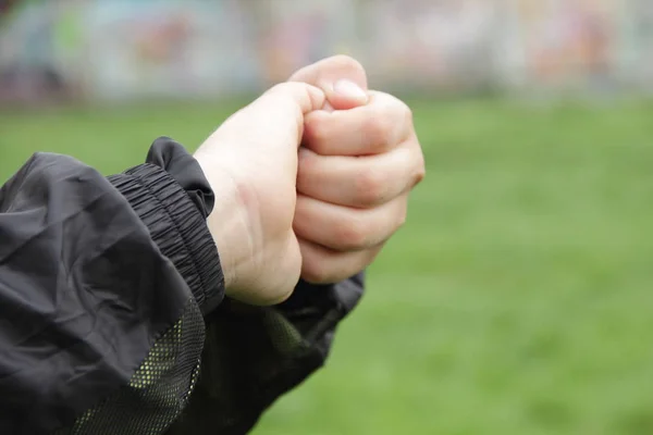 Mani Del Ragazzo Impigliato Nel Castello — Foto Stock