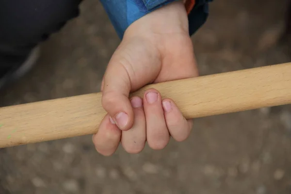 Van Jongen Handen Houdt Een Stok Een Stok Handen Van — Stockfoto