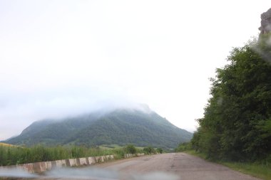 dağlar arasında yol. bitki örtüsü ile kaplı dağları