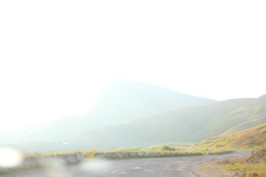 çim ve çiçek ile kaplı dağları