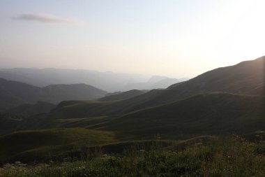 çim ve çiçek ile kaplı dağları