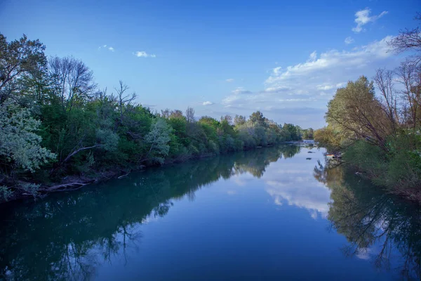 Río Bosque Cielo Refleja Agua Paisaje — Foto de Stock