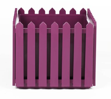 beyaz bir arka plan bir balkon için kafes saksı