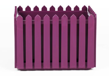 beyaz bir arka plan bir balkon için kafes saksı