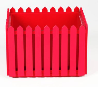 beyaz bir arka plan bir balkon için kafes saksı