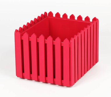 beyaz zemin üzerinde bir balkonda çiçek için bir kutu