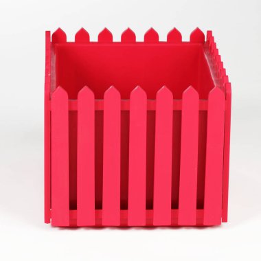 beyaz zemin üzerinde bir balkonda çiçek için bir kutu