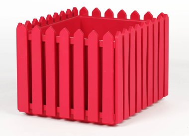 beyaz zemin üzerinde bir balkonda çiçek için bir kutu