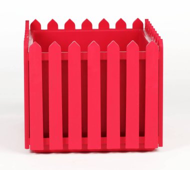 beyaz zemin üzerinde bir balkonda çiçek için bir kutu