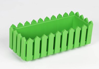 beyaz zemin üzerinde bir balkonda çiçek için bir kutu