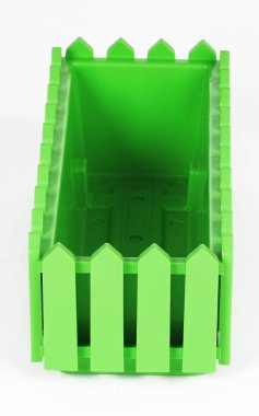 beyaz zemin üzerinde bir balkonda çiçek için bir kutu