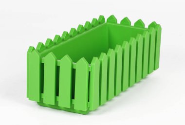 beyaz zemin üzerinde bir balkonda çiçek için bir kutu